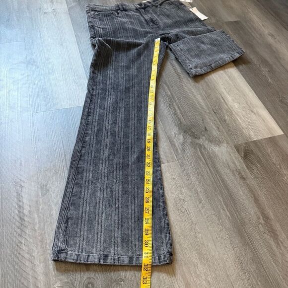 Urban Outfitters BDG 90s Mid Rise Bootcut Corduroy Pants NEW - Picture 10 of 12